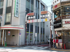 ③ 横断歩道を渡り、「西荻シルクロード」を進みます。